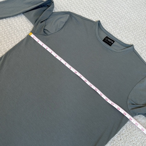 Cuts AO Curve Hem Long Sleeve Gym Athletic Shirt - Picture 9 of 10